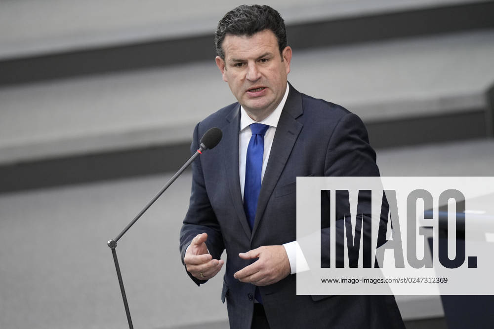 Deutscher Bundestag, 102. Plenarsitzung Arbeitsminister Hubertus Heil (SPD) im Portrait mit Handgeste steht er den Abgeordneten Rede und Antwort bei der Befragung der Bundesregierung im Rahmen der 102. Sitzung des Deutschen Bundestag, 10.05.2023, Berlin Berlin Berlin Deutschland
