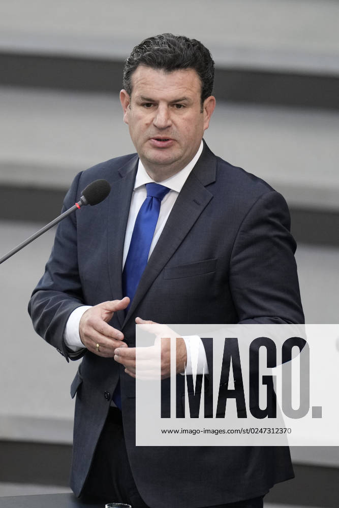 Deutscher Bundestag, 102. Plenarsitzung Arbeitsminister Hubertus Heil (SPD) im Portrait mit Handgeste steht er den Abgeordneten Rede und Antwort bei der Befragung der Bundesregierung im Rahmen der 102. Sitzung des Deutschen Bundestag, 10.05.2023, Berlin Berlin Berlin Deutschland