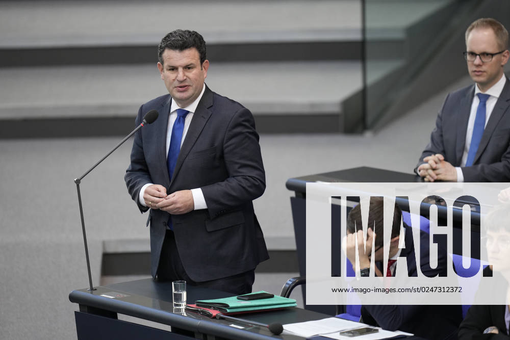 Deutscher Bundestag, 102. Plenarsitzung Arbeitsminister Hubertus Heil (SPD) im Portrait mit Handgeste steht er den Abgeordneten Rede und Antwort bei der Befragung der Bundesregierung im Rahmen der 102. Sitzung des Deutschen Bundestag, 10.05.2023, Berlin Berlin Berlin Deutschland