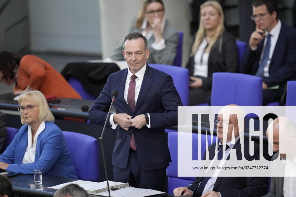 Deutscher Bundestag, 102. Plenarsitzung Verkehrsminister Volker Wissing (FDP) unterstreicht seine Ausagen mit Handgeste und geballter Faust bei der Befragung der Bundesregierung im Rahmen der 102. Sitzung des Deutschen Bundestag, 10.05.2023, Berlin Berlin Berlin Deutschland