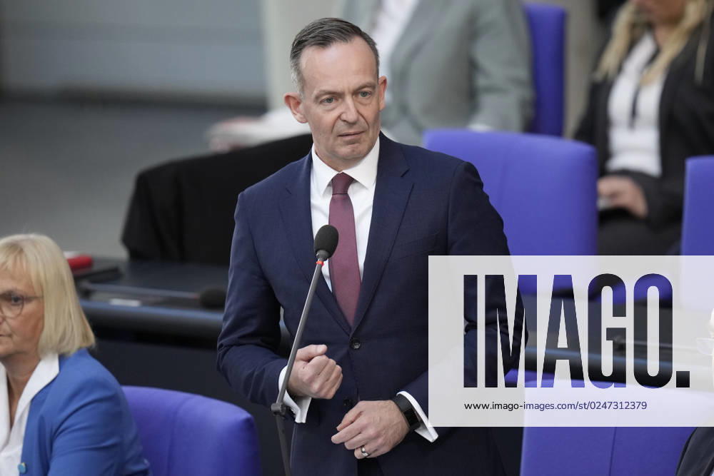 Deutscher Bundestag, 102. Plenarsitzung Verkehrsminister Volker Wissing (FDP) im Portrait steht er den Abgeordneten Rede und Antwort bei der Befragung der Bundesregierung im Rahmen der 102. Sitzung des Deutschen Bundestag, 10.05.2023, Berlin Berlin Berlin Deutschland