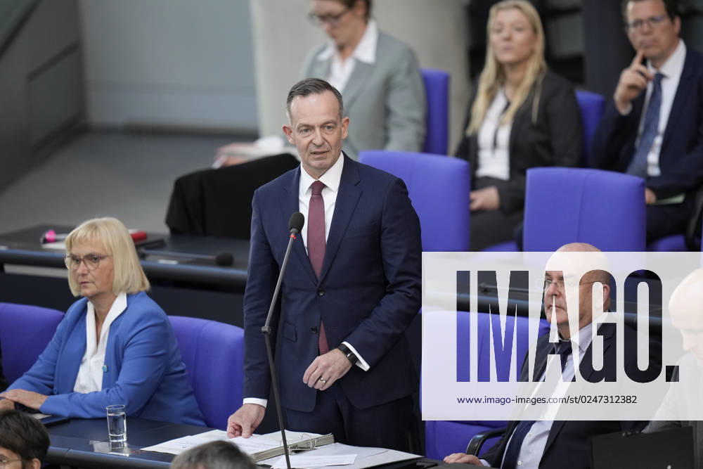 Deutscher Bundestag, 102. Plenarsitzung Verkehrsminister Volker Wissing (FDP) im Portrait steht er den Abgeordneten Rede und Antwort bei der Befragung der Bundesregierung im Rahmen der 102. Sitzung des Deutschen Bundestag, 10.05.2023, Berlin Berlin Berlin Deutschland