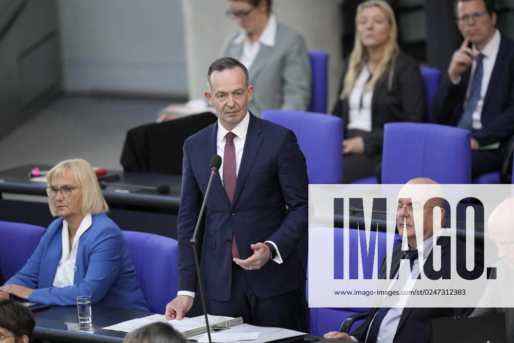 Deutscher Bundestag, 102. Plenarsitzung Verkehrsminister Volker Wissing (FDP) unterstreicht seine Ausagen mit Handgeste bei der Befragung der Bundesregierung im Rahmen der 102. Sitzung des Deutschen Bundestag, 10.05.2023, Berlin Berlin Berlin Deutschland