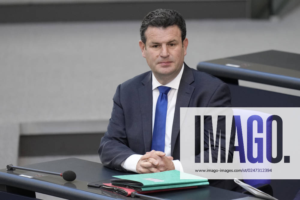 Deutscher Bundestag, 102. Plenarsitzung Arbeitsminister Hubertus Heil (SPD) im Portrait steht er den Abgeordneten Rede und Antwort bei der Befragung der Bundesregierung im Rahmen der 102. Sitzung des Deutschen Bundestag, 10.05.2023, Berlin Berlin Berlin Deutschland