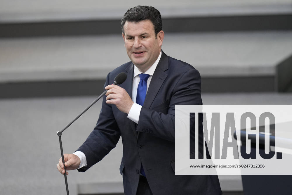 Deutscher Bundestag, 102. Plenarsitzung Arbeitsminister Hubertus Heil (SPD) im Portrait steht er den Abgeordneten Rede und Antwort bei der Befragung der Bundesregierung im Rahmen der 102. Sitzung des Deutschen Bundestag, 10.05.2023, Berlin Berlin Berlin Deutschland