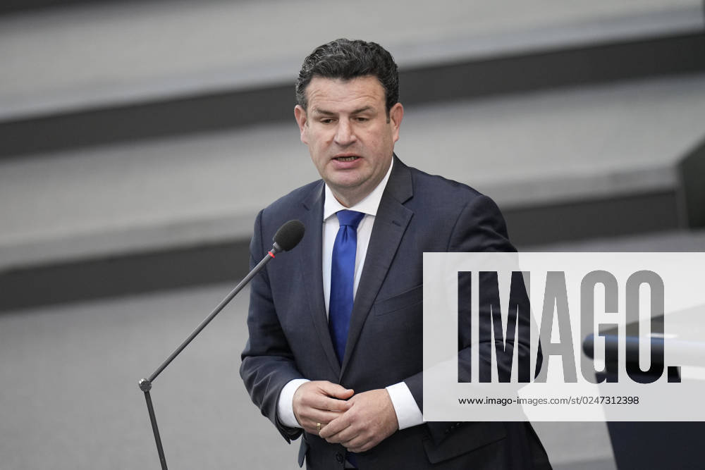 Deutscher Bundestag, 102. Plenarsitzung Arbeitsminister Hubertus Heil (SPD) im Portrait steht er den Abgeordneten Rede und Antwort bei der Befragung der Bundesregierung im Rahmen der 102. Sitzung des Deutschen Bundestag, 10.05.2023, Berlin Berlin Berlin Deutschland