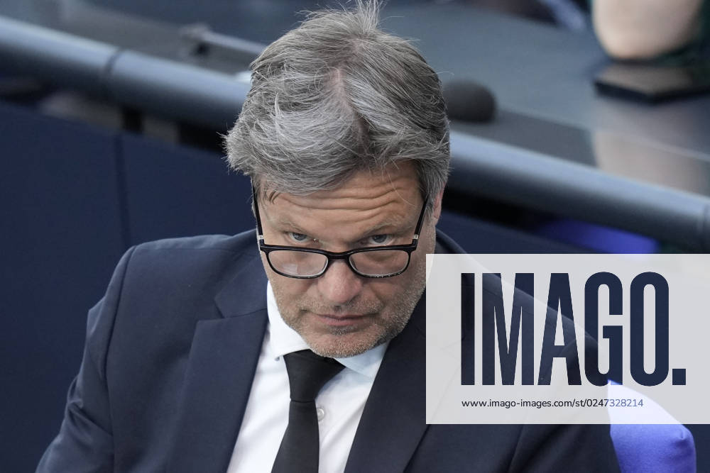 Deutscher Bundestag, 102. Plenarsitzung Robert Habeck (Gruene) der Wirtschafts- und Klimaminister im Portrait schaut er fragend durch seine Brille auf der Regierungsbank bei der Aktullen Stunde bei der 102. Sitzung des Deutschen Bundestag, 10.05.2023 Berlin,