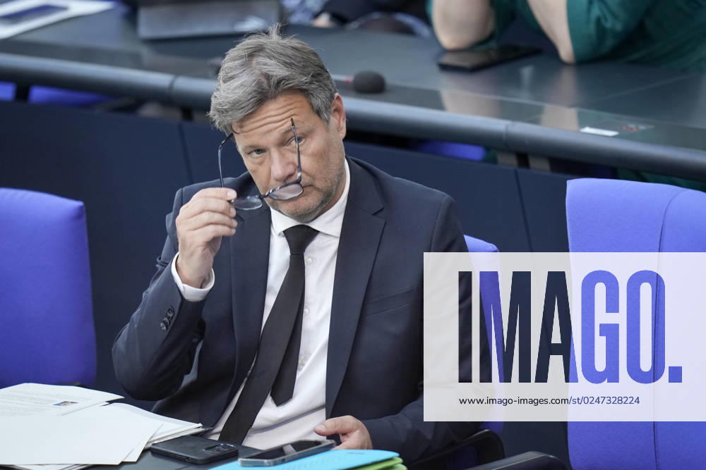 Deutscher Bundestag, 102. Plenarsitzung Robert Habeck (Gruene) der Wirtschafts- und Klimaminister zieht sich seine Brille auf und schaut nachdenklich auf der Regierungsbank bei der Aktullen Stunde bei der 102. Sitzung des Deutschen Bundestag, 10.05.2023 Berlin,