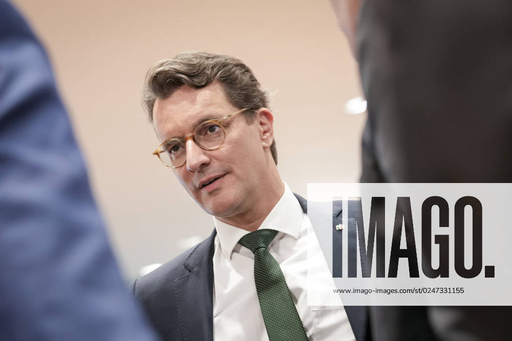 Auftakt der Ministerpraesidentenkonferenz im Kanzleramt Hendrik Wuest in letzter Abstimmung mit seinen Kollegen beim Auftakt der Ministerpraesidentenkonferenz (MPK) im Bundeskanzleramt, 10.05.2023, Berlin Berlin Berlin Deutschland