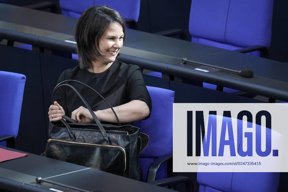 Deutscher Bundestag, 102. Plenarsitzung Außenministerin Annalena Baerbock (Gruene) im Portrait von der Sonne geblendet strahlt und lacht sie auf der Regierungsbank bei der 102. Sitzung des Deutschen Bundestag,10.05.2023 Berlin, Berlin Berlin Deutschland