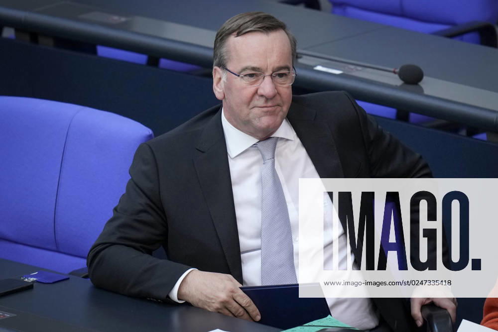Deutscher Bundestag, 102. Plenarsitzung Verteidigungsminister Boris Pistorius (SPD) im Portrait gelassen und entspannt auf der Regierungsbank bei der 102. Sitzung des Deutschen Bundestag, 10.05.2023 Berlin, Berlin Berlin Deutschland