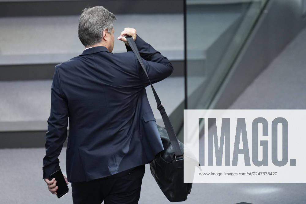 Deutscher Bundestag, 102. Plenarsitzung Wirtschafts- und Klimaminister Robert Habeck (Gruene) wirft sich locker die Tasche ueber die Schulter und verlasst das Plenum bei der 102. Sitzung des Deutschen Bundestag,10.05.2023 Berlin, Berlin Berlin Deutschland