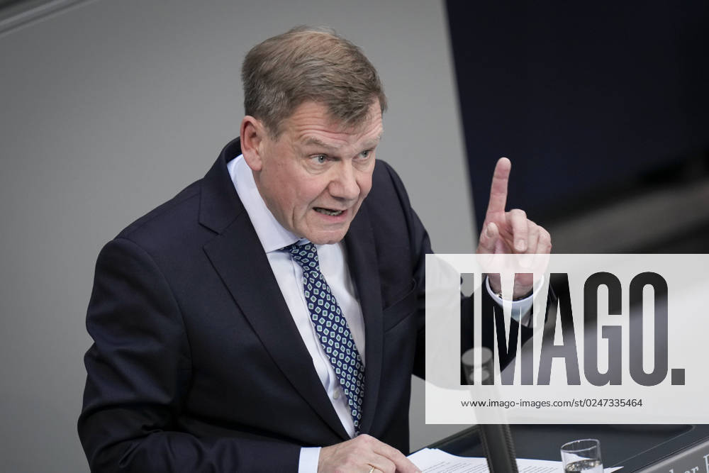 Deutscher Bundestag, 102. Plenarsitzung Dr. Johann David Wadephul (CDU) im Portrait mit Handgeste und Fingerzeig bei seiner Rede zur Verlaengerung des Bundeswehreinsatzes in Mali im Rahmen der 102. Sitzung des Deutschen Bundestag,10.05.2023 Berlin, Berlin Berlin Deutschland