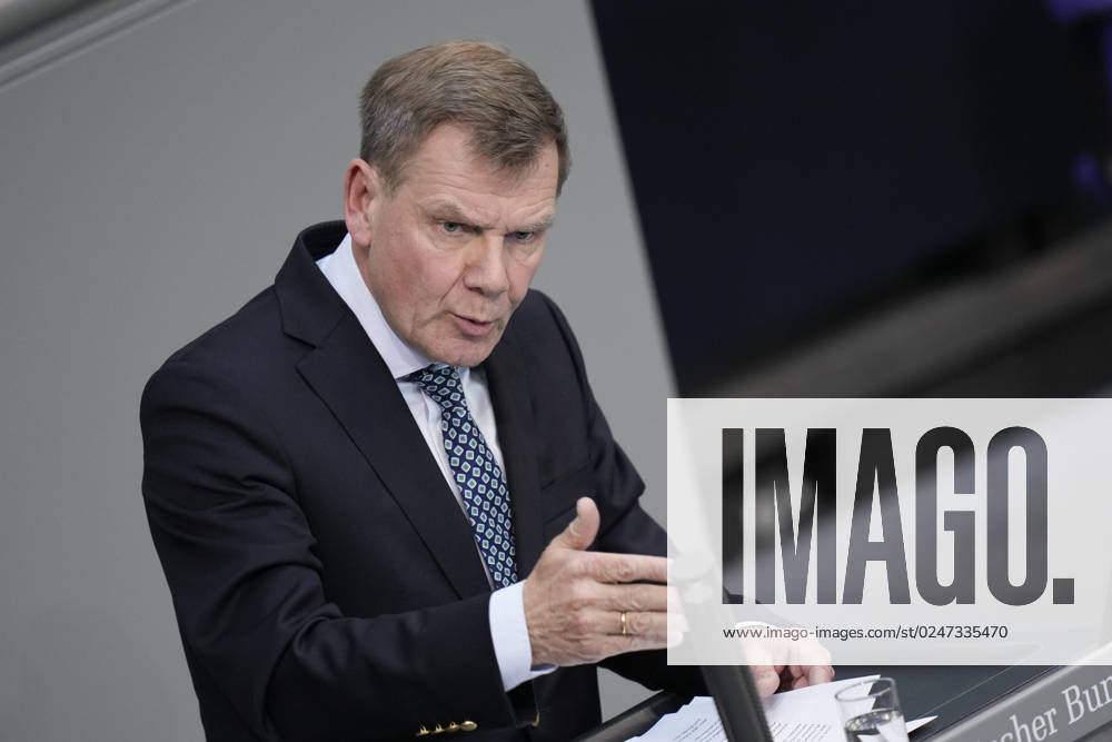 Deutscher Bundestag, 102. Plenarsitzung Dr. Johann David Wadephul (CDU) im Portrait mit Handgeste bei seiner Rede zur Verlaengerung des Bundeswehreinsatzes in Mali im Rahmen der 102. Sitzung des Deutschen Bundestag,10.05.2023 Berlin, Berlin Berlin Deutschland