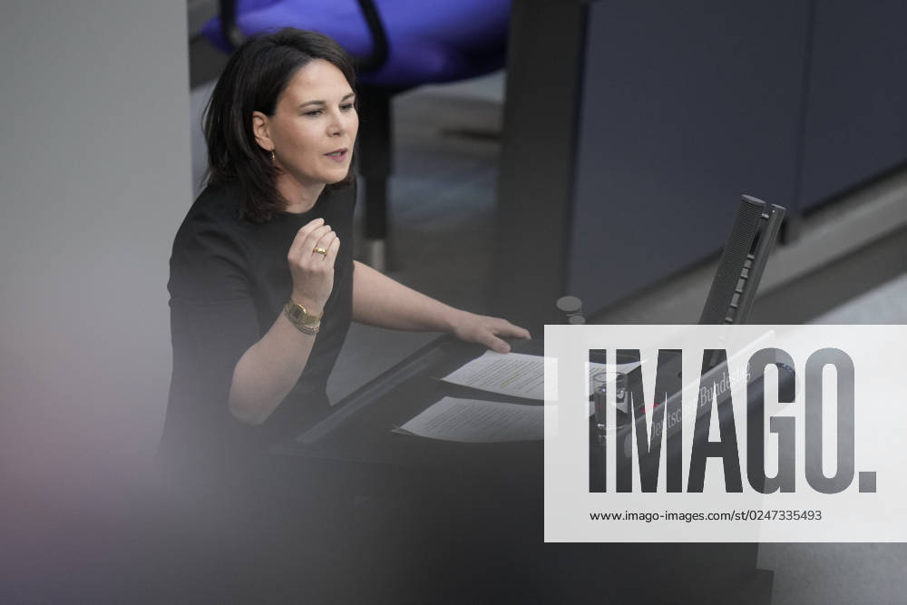 Deutscher Bundestag, 102. Plenarsitzung Außenministerin Annalena Baerbock (Gruene) im Portrait mit kraftvoller Handgeste untermauert sie ihre Aussagen bei ihrer Rede zur Verlaengerung des Bundeswehreinsatzes in Mali im Rahmen der 102. Sitzung des Deutschen Bundestag,10.05.2023 Berlin, Berlin Berlin Deutschland