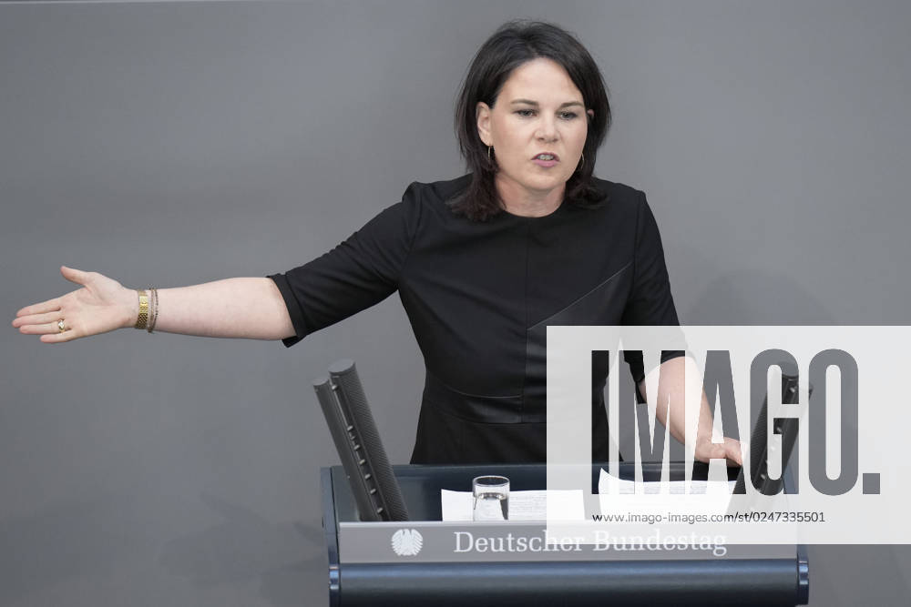 Deutscher Bundestag, 102. Plenarsitzung Außenministerin Annalena Baerbock (Gruene) im Portrait mit kraftvoller Handgeste untermauert sie ihre Aussagen bei ihrer Rede zur Verlaengerung des Bundeswehreinsatzes in Mali im Rahmen der 102. Sitzung des Deutschen Bundestag,10.05.2023 Berlin, Berlin Berlin Deutschland