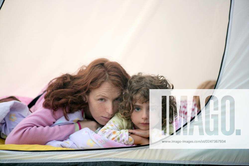 IMAGO Creative: Sommer, In den Bergen Camping tent vacation with mother and two little daughters