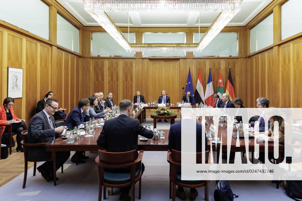 Lage im Nahostkonflikt: Annalena Baerbock, Bundesaussenministerin, laedt zu Kleeblatt-Treffen nach Berlin ein. Hier im gemeinsamen Gespraech: Sameh Shoukry, Aussenminister von Aegypten, Annalena Baerbock, Bundesaussenministerin, Ayman Safadi, Aussenminister von Jordanien, und Catherine Colonna, Aussenministerin von Frankreich. Berlin, 11.05.2023. Berlin Deutschland