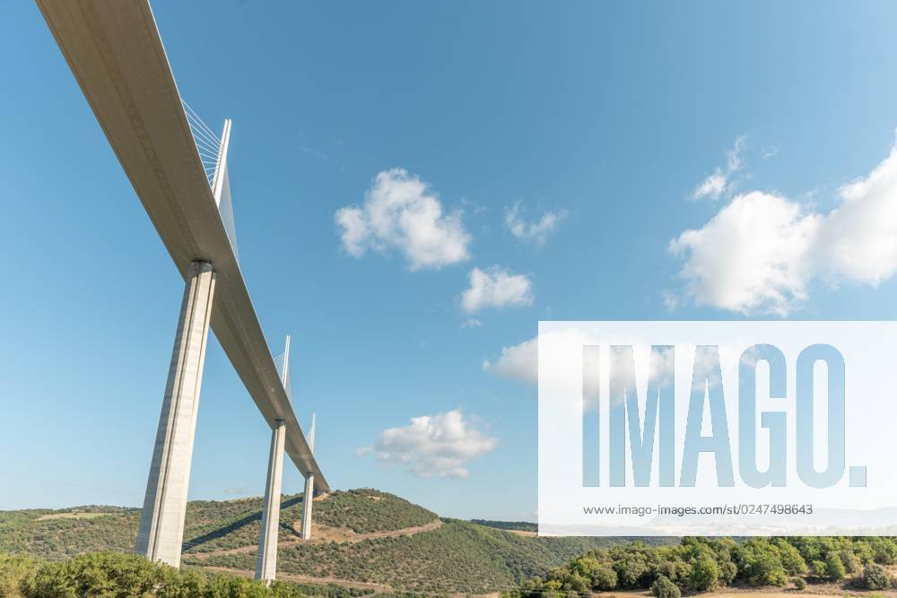 Viadukt von Millau, Schrägseilbrücke über das Tarn-Tal. Die höchste Straßenbrücke der Welt. Autobahn A75. Aveyron, Frankreich, Europa