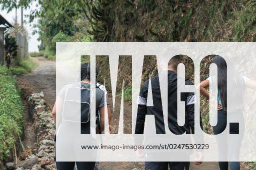 IMAGO Creative: Sommer, In den Bergen Three young Hispanic people hiking through the Colombian mountains *** Drei Jung hispanisch Personen Wandern durch der kolumbianisch Gebirge 5459898 ,model released, Symbolfoto