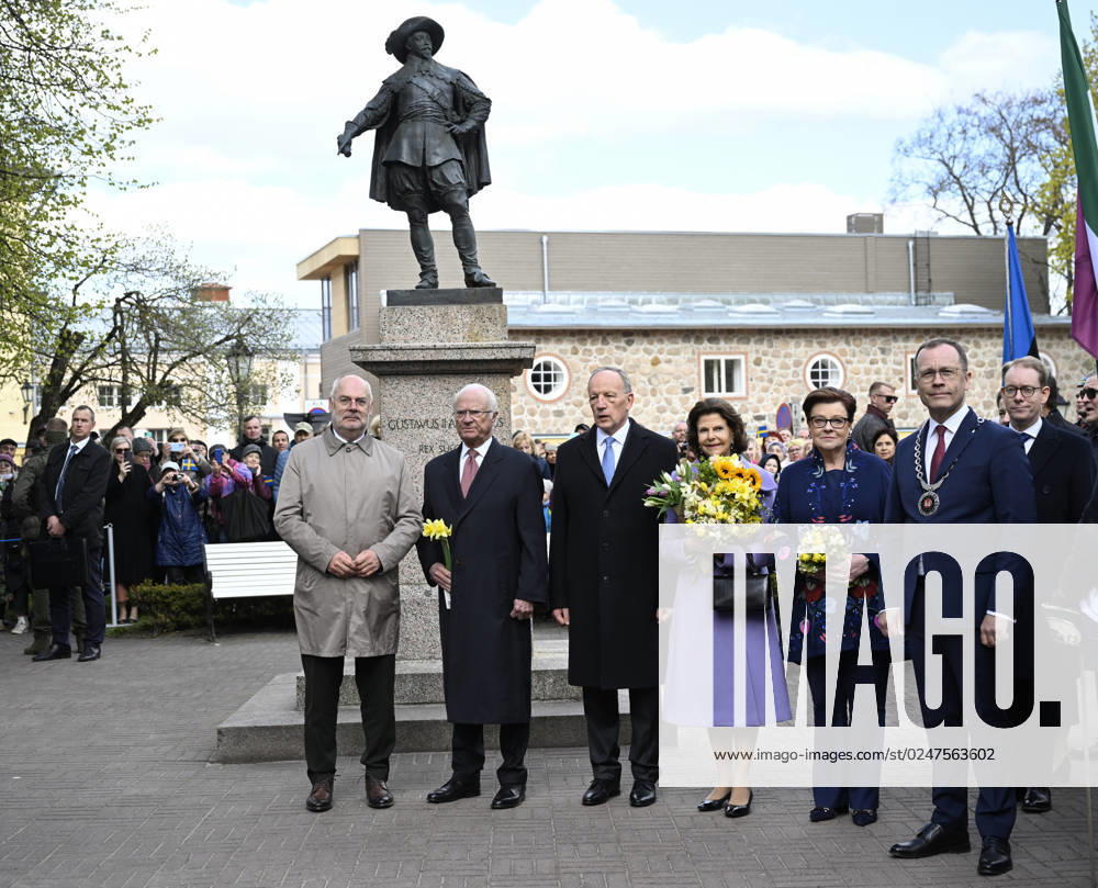 Queen Silvia and King Carl Gustaf together with President Alar Karis, Sirje Karis and Mayor of Tartu Urmas Klaas at the statue of Gustav II Adolf The King and Queen are on an official visit to Estonia 2 4 May 2023 TARTU ESTONIA