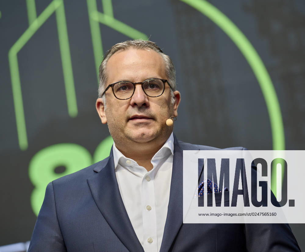 80 Sekunden: Neues Bauen - Timo Kirstein, GF der Stark Deutschland GmbH EUR, Europa, Deutschland, Berlin, 12.05.2023: Keynote Timo Kirstein, Vorsitzender des Vorstands Deutschland baut! e.V. Unter dem Motto: Alle 80 Sekunden müsste eine Wohnung gebaut werden, um das Ziel 400.000 neue Wohnungen im Jahr zu erreichen. Das Baustellengespräch 80 Sekunden - Neues Bauen vermittelt Kontakte zwischen Politik, Wirtschaft, Investoren sowie der Wissenschaft.