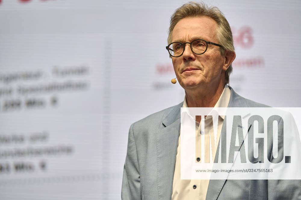 80 Sekunden: Neues Bauen - Jörn Beckmann, Vorstand Züblin EUR, Europa, Deutschland, Berlin, 12.05.2023: Keynote Dipl.-Ing. Jörn Beckmann, Vorstand Züblin. Unter dem Motto: Alle 80 Sekunden müsste eine Wohnung gebaut werden, um das Ziel 400.000 neue Wohnungen im Jahr zu erreichen. Das Baustellengespräch 80 Sekunden - Neues Bauen vermittelt Kontakte zwischen Politik, Wirtschaft, Investoren sowie der Wissenschaft.