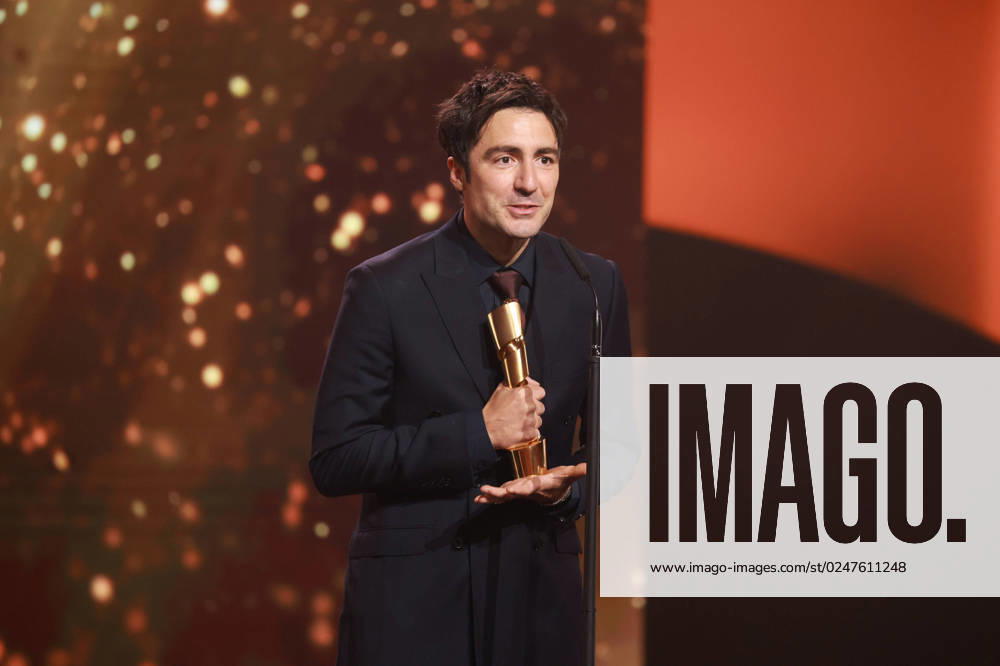 Bilder des Jahres 2023, Entertainment 05 Mai Entertainment Themen der Woche KW19 Deutscher Filmpreis 2023 BESTE Regie Gewinner Ilker Catak DAS LEHRERZIMMER bei der Verleihung der Lola - Deutscher Filmpreis 2023 im Theater am Potsdamer Platz in Berlin 12.05.2023