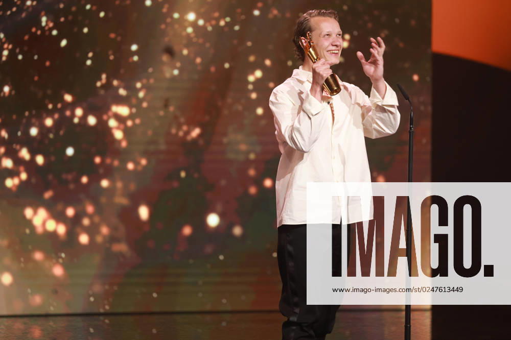 Deutscher Filmpreis 2023 BESTE MÄNNLICHE HAUPTROLLE Gewinner Felix Kammerer IM WESTEN NICHTS NEUES bei der Verleihung der Lola - Deutscher Filmpreis 2023 im Theater am Potsdamer Platz in Berlin 12.05.2023