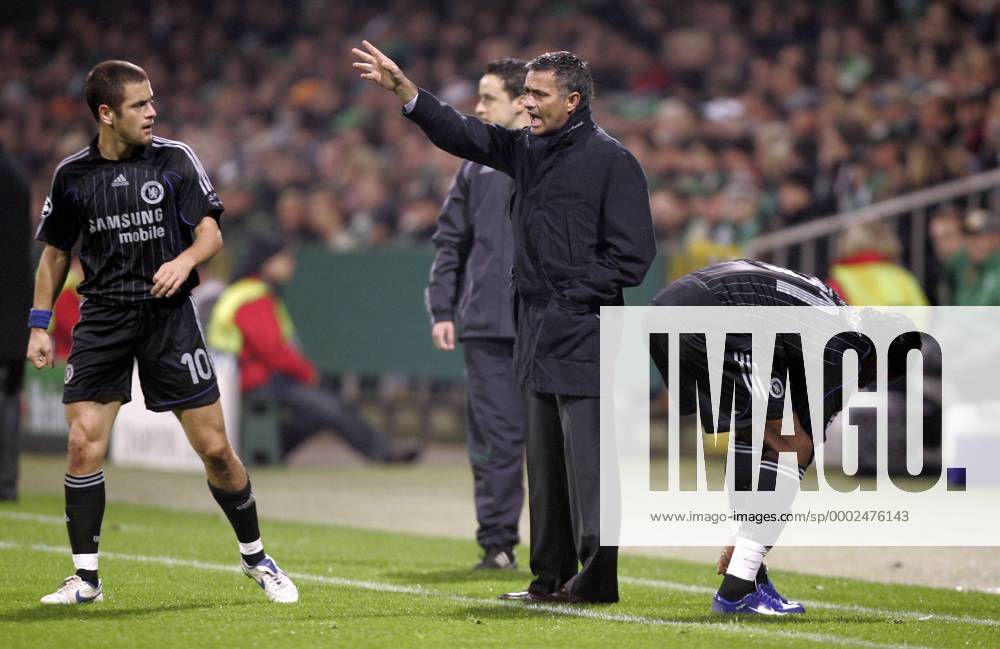 Trainer Jose Mourinho (re.) gibt Joe Cole (beide Chelsea) Anweisungen Fußball EC 1 Herren Champions League 2006 2007, Chelsea FC London Gruppe Bremen Fußball EC 1 Herren Champions League 2006 2007, Chelsea FC London Gruppe Bremen