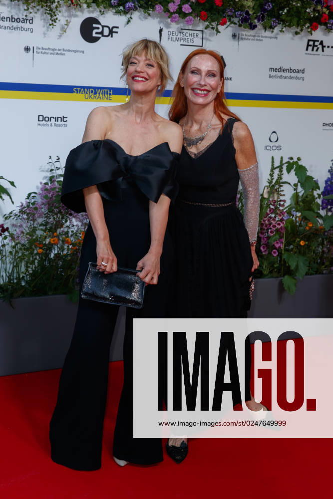 Event - Deutscher Filmpreis 2023 Heike Makatsch und Andrea Sawatzki beim 73. Deutschen Filmpreis im Theater am Potsdamerplatz am 12.05.2023 in Berlin.