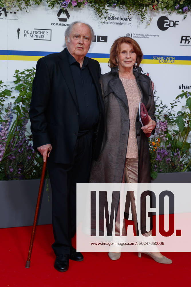Event - Deutscher Filmpreis 2023 Senta Berger mit Ehemann Michael Verhoeven beim 73. Deutschen Filmpreis im Theater am Potsdamerplatz am 12.05.2023 in Berlin.