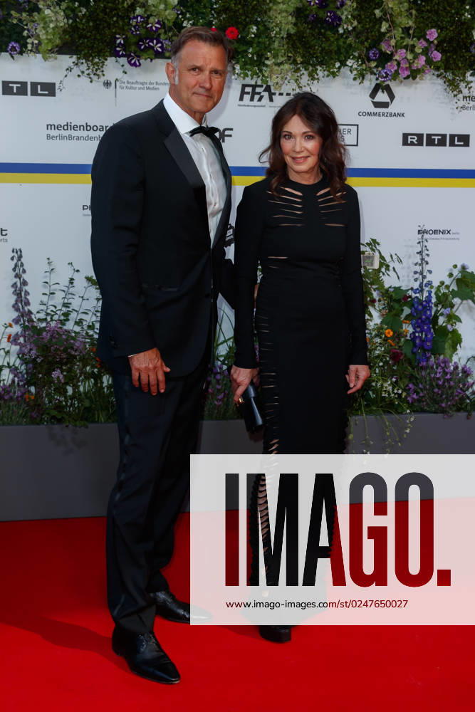 Event - Deutscher Filmpreis 2023 Iris Berben mit Heiko Kiesow beim 73. Deutschen Filmpreis im Theater am Potsdamerplatz am 12.05.2023 in Berlin.