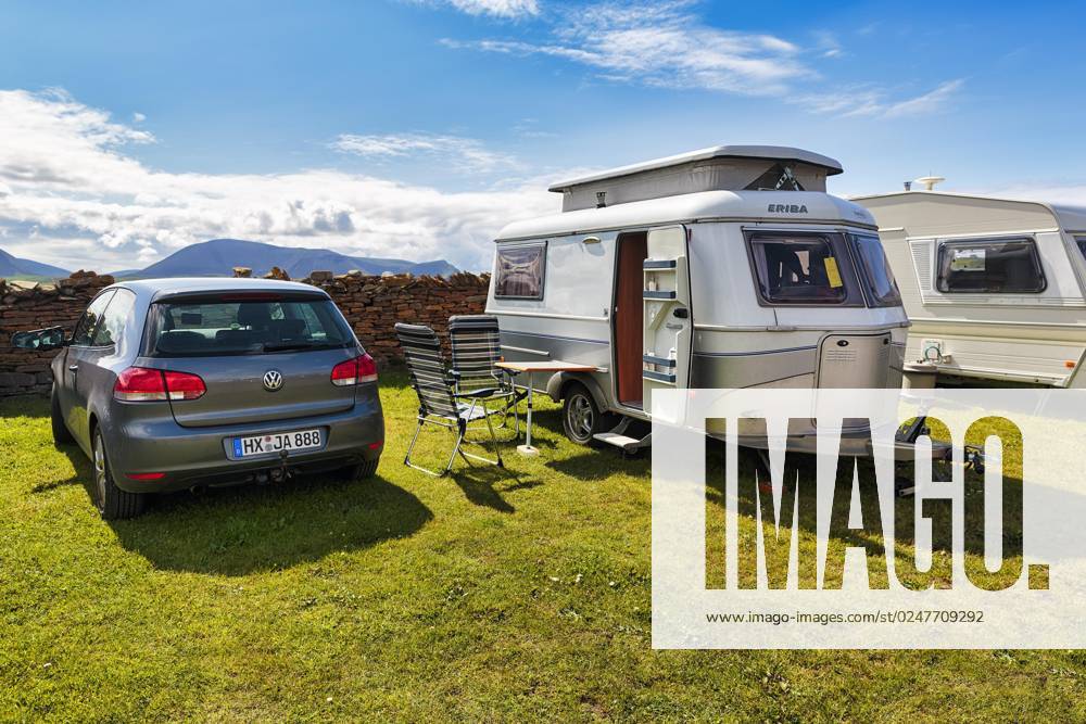 Pkw mit Eriba Touring, Hubdach Wohnwagen, Kult, retro, auf Campingplatz im Sommer, sonniges Wetter, Mainland, Orkney Inseln, Schottland, Großbritannien, Europa