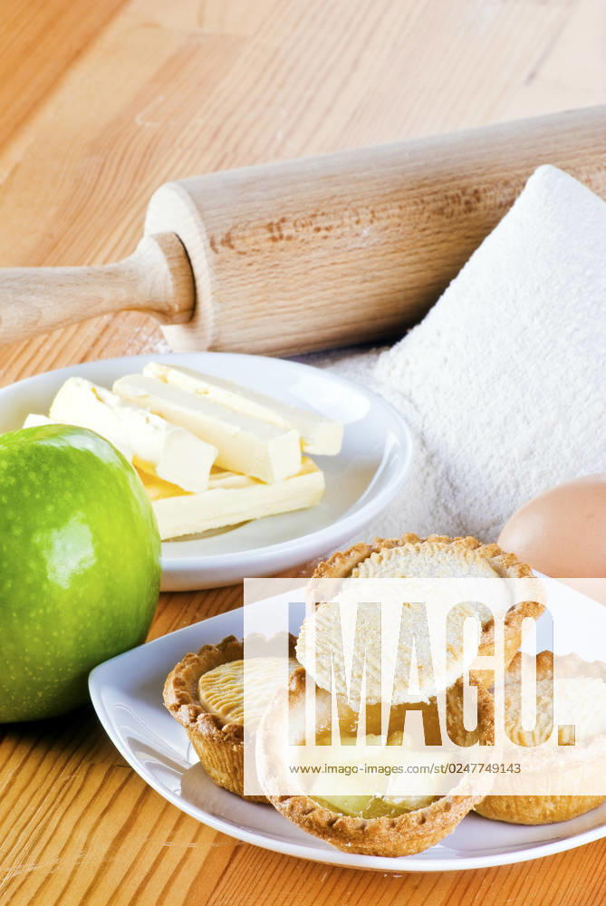 IMAGO Creative, Herbst, Food, Apfelkuchen Freshly made apple pies on the table with one open