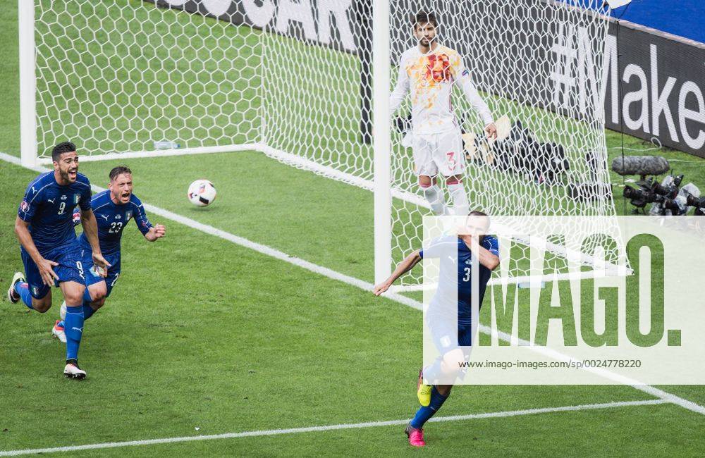 Paris St. Denis, Frankreich, 27.06.2016: Fußball UEFA Europameisterschaft 2016 - Achtelfinale - EM 2016 - Italien - Spanien. Tor 1:0. Torschütze Torschuetze Giorgio Chellini (Italien) jubelt mit Graziano Pelle (Italien) und Emanuele Giaccherini (Italien)