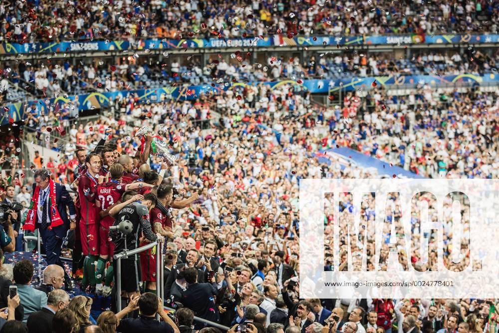 Paris St. Denis, Frankreich, 10.07.2016: Fußball UEFA Europameisterschaft 2016 - Finale - EM 2016 - EM 2016 - Portugal - Frankreich. Portugal ist Europameister 2016. Jubel mit Pokal.
