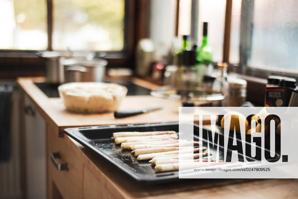 IMAGO Creative: Food, Spargel fresh from farm asparagus and vegetables prepared on oven tray R_PIDODS230510-1038884-01