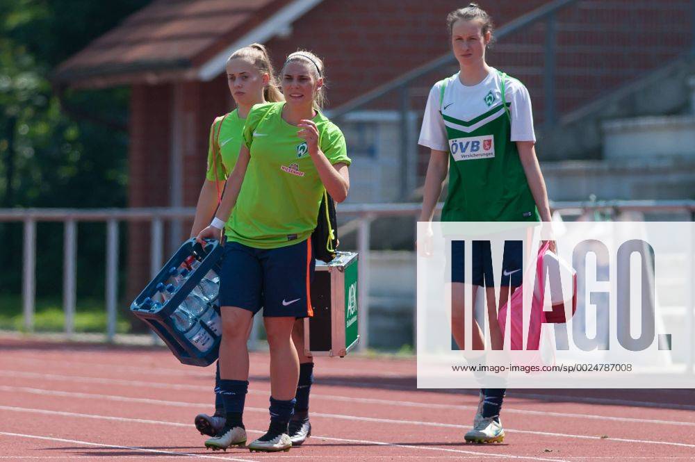 V.li.: Nina Lührßen (Luehrssen, SV Werder Bremen, 4), Meggie Schröder (Schroder, Schroeder, SV Werder Bremen, 27) und Julia Suderburg (SV Werder Bremen, 24), Fussball, Testspiel Frauen, Borussia Mönchengladbach - SV Werder Bremen,
