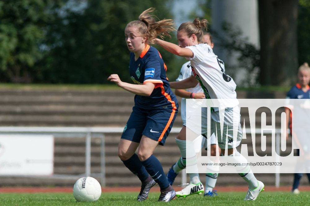 V.li.: Nina Lührßen (Luehrssen, SV Werder Bremen, 4) im Laufduell mit Mona Lohmann (Borussia Mönchengladbach, 8), Fussball, Testspiel Frauen, Borussia Mönchengladbach - SV Werder Bremen,