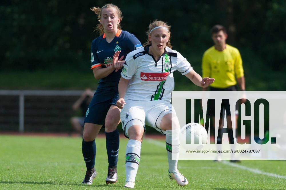 V.li.: Nina Lührßen (Luehrssen, SV Werder Bremen, 4) im Zweikampf mit Jasmin Seehafer (Borussia Mönchengladbach, 15), Fussball, Testspiel Frauen, Borussia Mönchengladbach - SV Werder Bremen,