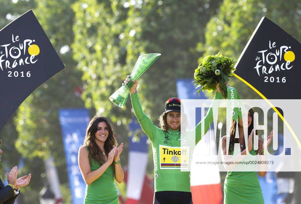 SAGAN Peter Sieger d es gruenen Trickots auf der Champs Elyse bei der Siegeehrung am 24.07. 2016 in Paris