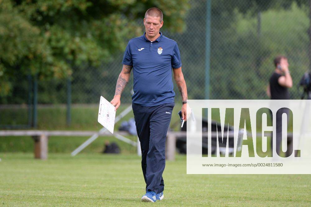 V.li.: Trainer Christian Ziege (Coach, Atletico Baleares) läuft mit Taktikbrett über den Platz, Freisteller, Einzelbild, Aktion, Action, Fussball, Testspiel, FC Bayern München II - Atletico Baleares,