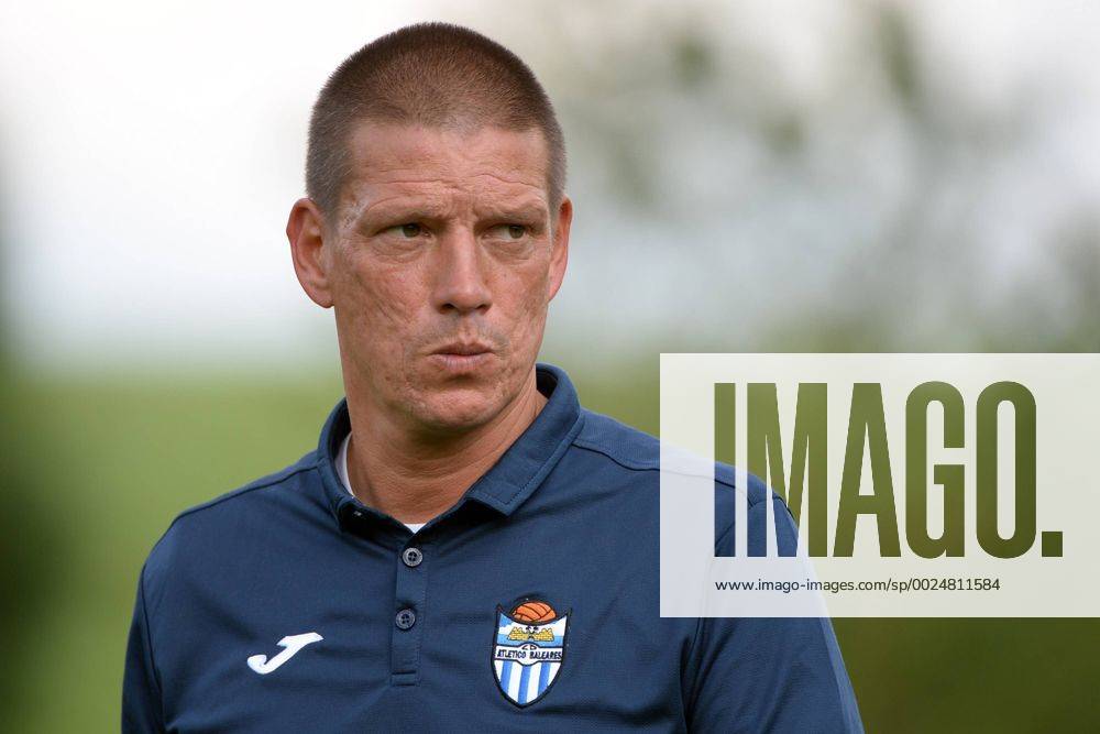 V.li.: Trainer Christian Ziege (Coach, Atletico Baleares) enttäuscht schauend, Enttäuschung, Frustration, disappointed, pessimistisch, Einzelbild, Aktion, Action Porträt, Portrait, Fussball, Testspiel, FC Bayern München II - Atletico Baleares,