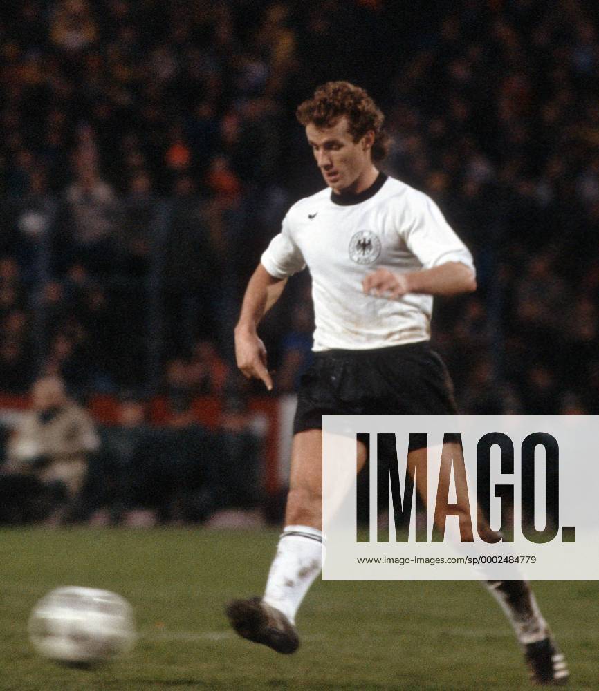 Rainer Bonhof (BR Deutschland) am Ball Fußball Länderspiel Herren Freundschaftsspiel 1977, Test, Testspiel, Nationalteam, Nationaltrikot, Vneg Einzelbild Dynamik, Fußball Länderspiel Herren Freundschaftsspiel 1977, Test, Testspiel, Nationalteam, Nationaltrikot, Vneg Einzelbild Dynamik,