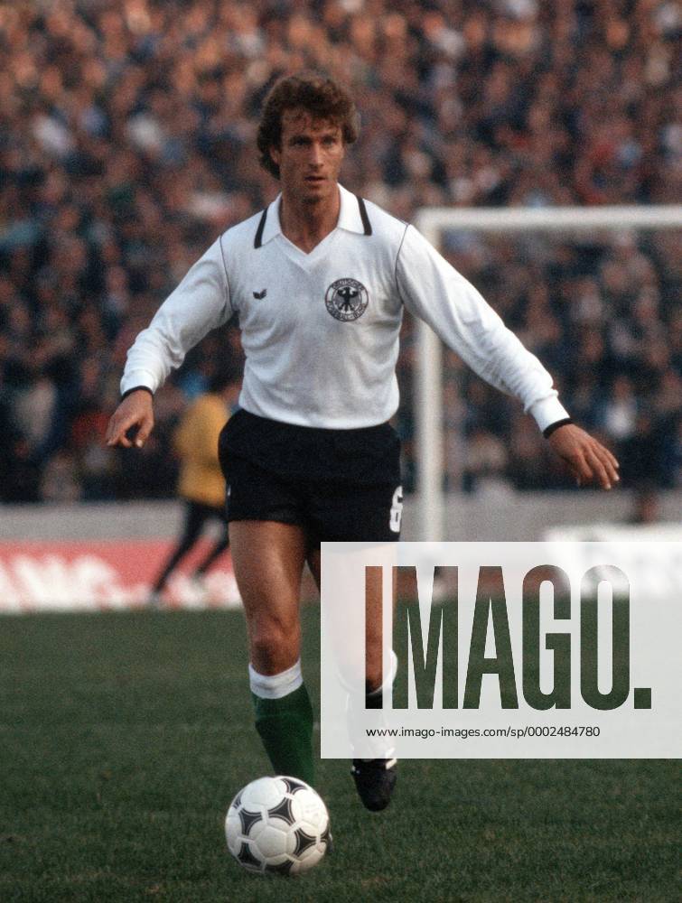 Rainer Bonhof (BR Deutschland) am Ball Fußball Länderspiel Herren WM 1978, Nationalteam, Nationaltrikot, Gruppe 2, Vneg Einzelbild La Plata Dynamik, Fußball Länderspiel Herren WM 1978, Nationalteam, Nationaltrikot, Gruppe 2, Vneg Einzelbild La Plata Dynamik,