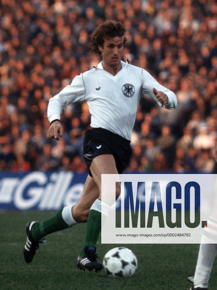 Rainer Bonhof (BR Deutschland) am Ball Fußball Länderspiel Herren WM 1978, Nationalteam, Nationaltrikot, Gruppe 2, Vneg Einzelbild La Plata Dynamik, Fußball Länderspiel Herren WM 1978, Nationalteam, Nationaltrikot, Gruppe 2, Vneg Einzelbild La Plata Dynamik,