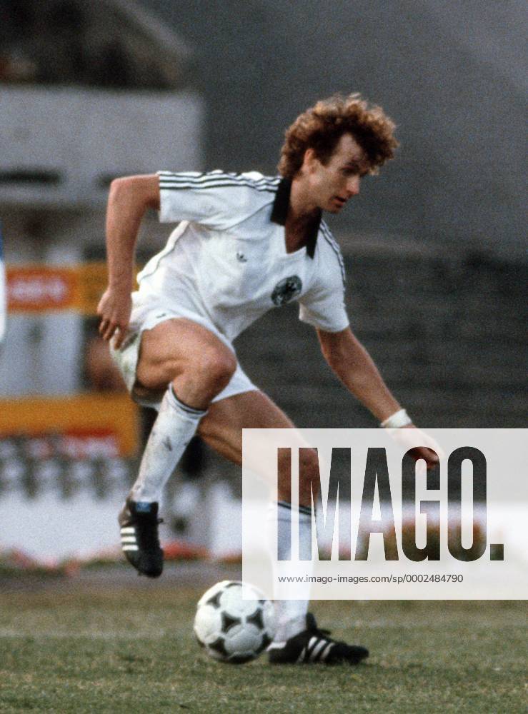Rainer Bonhof (BR Deutschland) am Ball Fußball Länderspiel Herren Copa de Oro 1981, Nationalteam, Nationaltrikot, Vneg Einzelbild Montevideo Dynamik, Fußball Länderspiel Herren Copa de Oro 1981, Nationalteam, Nationaltrikot, Vneg Einzelbild Montevideo Dynamik,