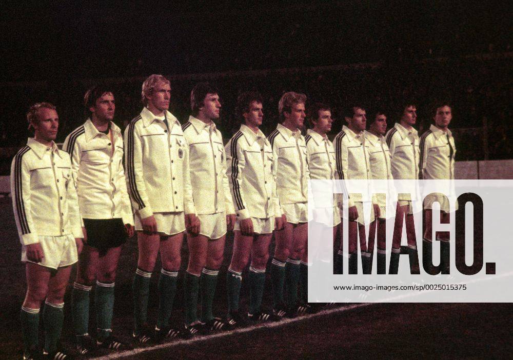 Mannschaftsvorstellung BR Deutschland, v.li.. Berti Vogts, Torwart Dieter Burdenski, Rolf Rüssmann, Manfred Kaltz, Rainer Bonhof, Karl Heinz Rummenigge, Bernard Dietz, Georg Volkert, Felix Magath, Dieter Müller, Heinz Flohe