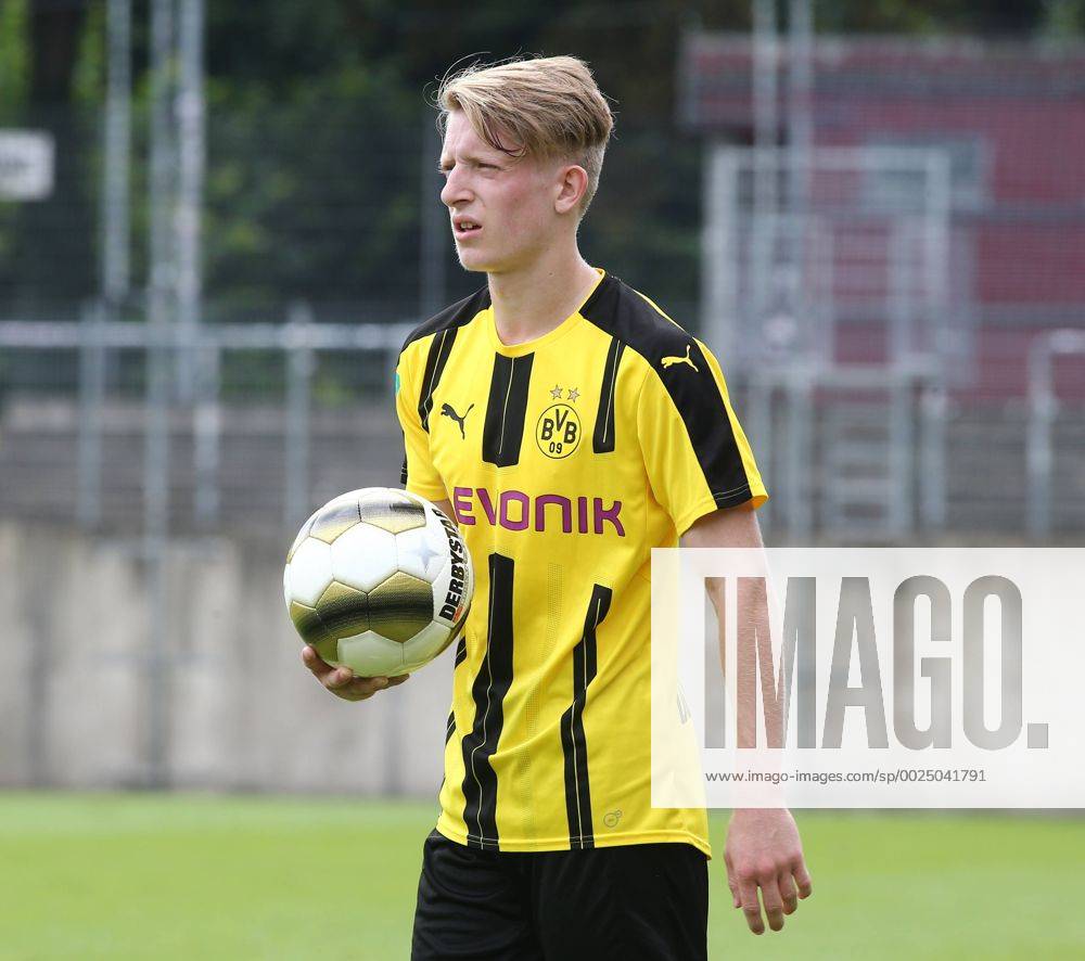 A-Junioren Bundesliga Staffel West, Saison 2016 2017, 1. Spieltag, Fortuna Düsseldorf - Borussia Dortmund. -- Jan-Niklas Beste ( Borussia Dortmund ) beim Einwurf